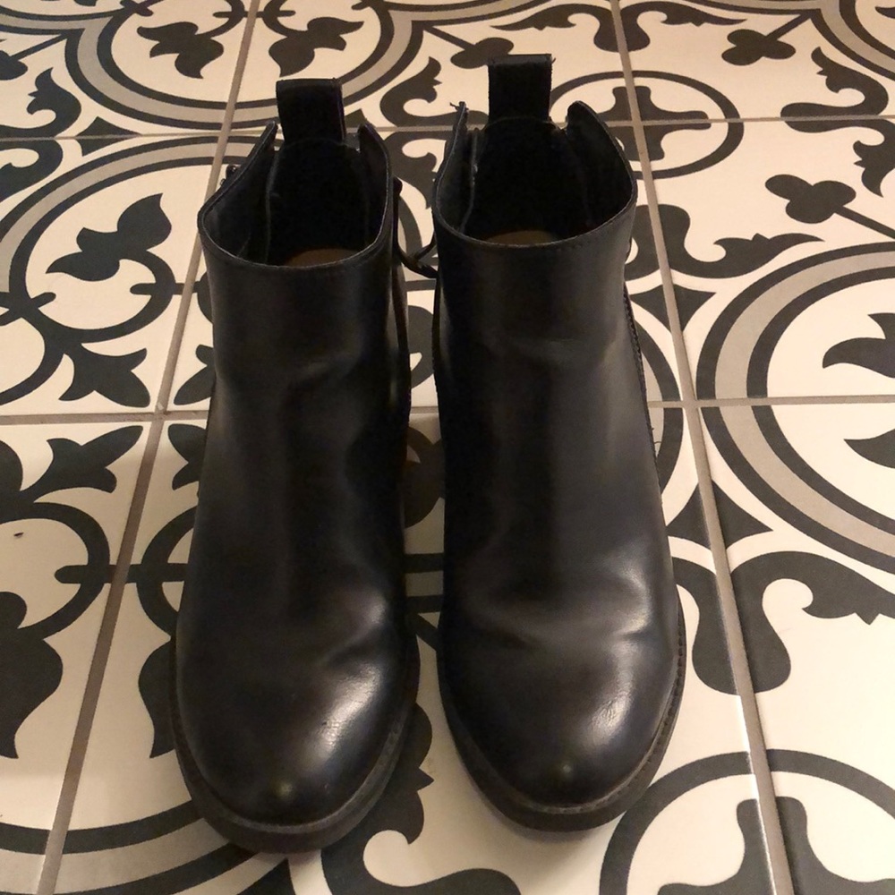 🌸 DV black leather booties.